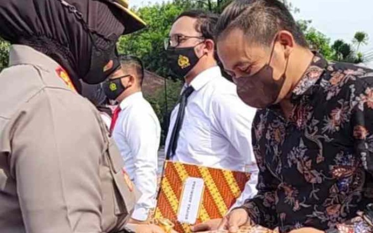 Kapolres Subang AKBP Sumarni saat memberikan penghargaan, Selasa (20/9)