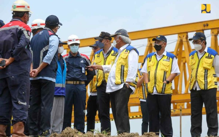 Menteri Basuki saat meninjau progres pembangunan tol Japek II Selatan Sadang - Kutanagara 