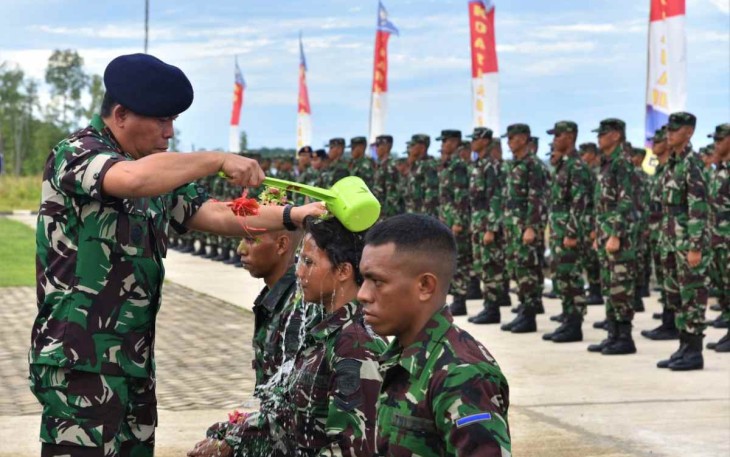 Pangkoarmada III Laksamana Muda TNI Irvansyah saat tradisi penyiraman prajurit baru, Rabu (21/9)