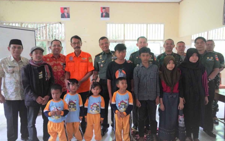 Danrem 071/Wijayakusuma foto bersama pengajar dan siswa MTs Pakis, Rabu (21/9)