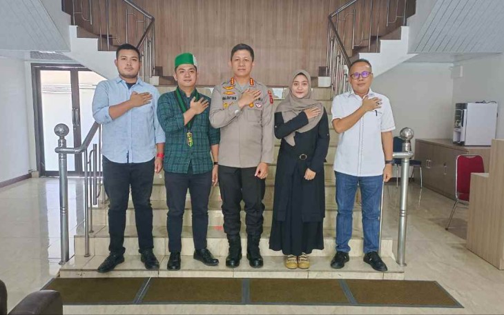 Kapolrestabes Medan Kombes Valentino Alfa Tatareda bersama pengurus HMI cabang Medan, Rabu (21/9)