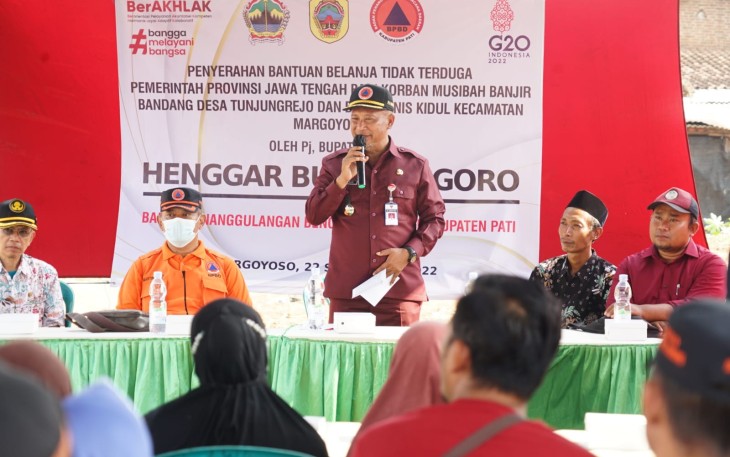  Penyaluran bantuan untuk korban banjir bandang di Pati  