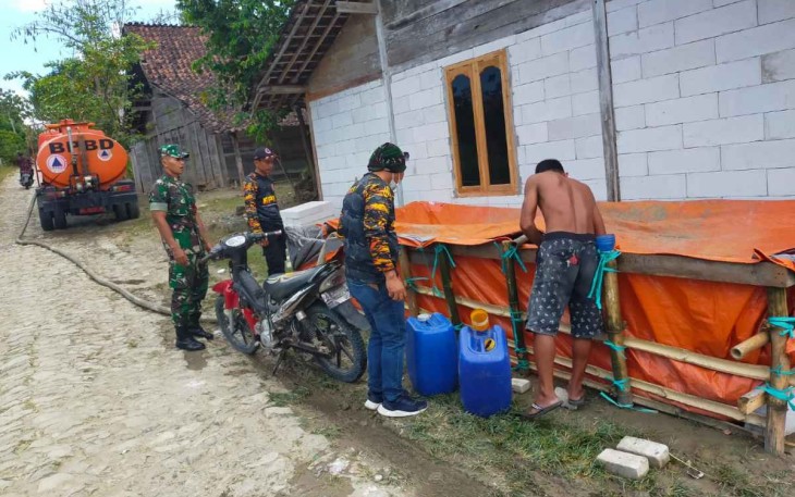Droping air bersih warga terdampak keleringan
