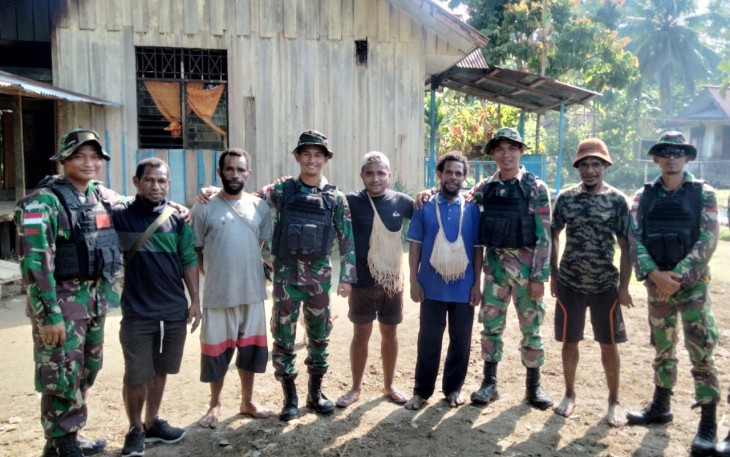 Kebersamaan warga perbatasan dengan Satgas Yonif  126 di Papua