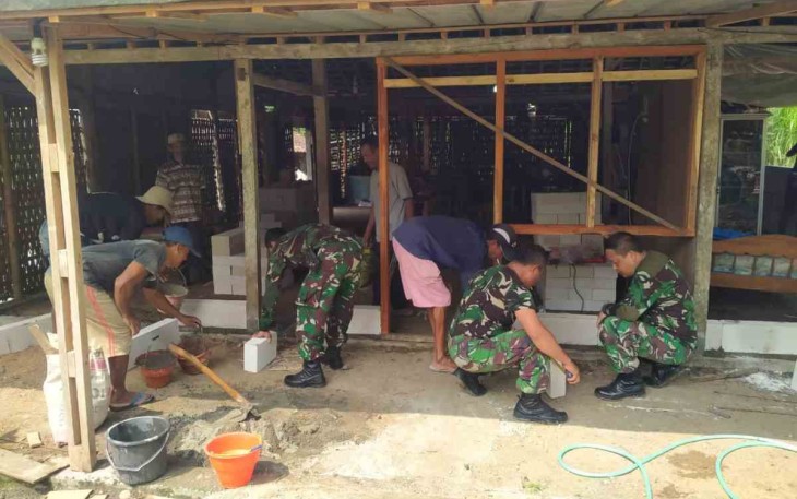 Gotong royong bantu membangun rumah warga binaan