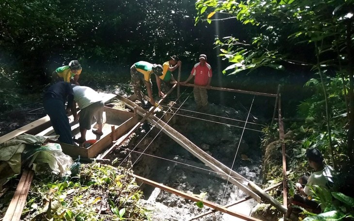 Pembangunan bak air Satgas Yonarmed dan masyarakat