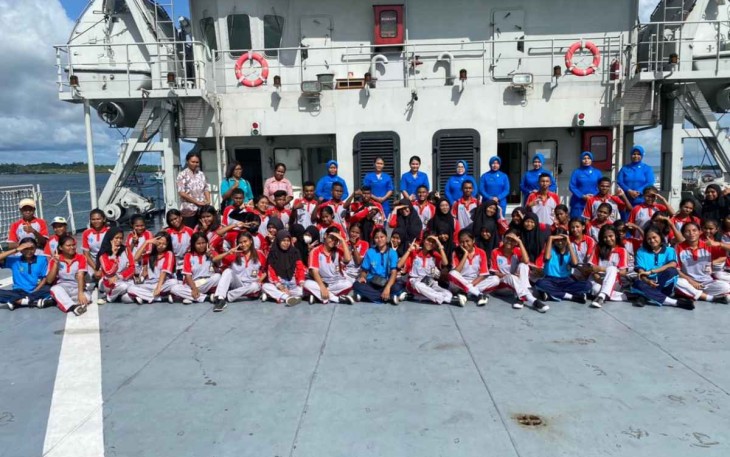Open ship KRI Tarakan 905 di Kepulauan Aru
