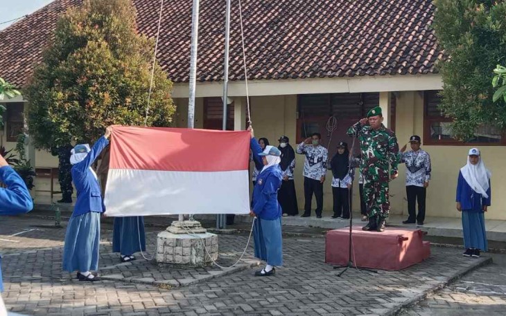 Serma Sunardi saat pimpin upacara 