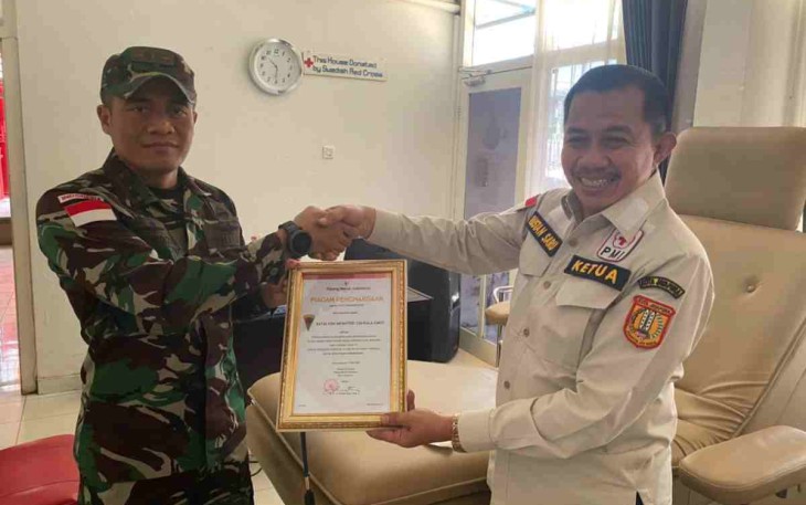 Penyerahan piagam penghargaan untuk Satgas Yonif 126/KC  