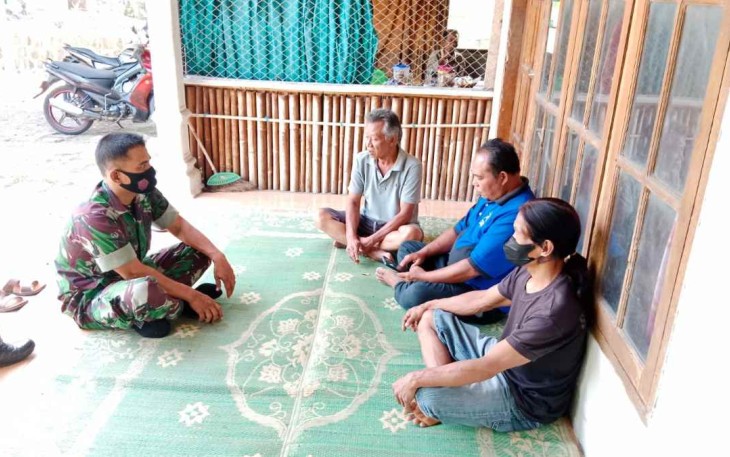 Komsos Babinsa dengan warga binaanya 