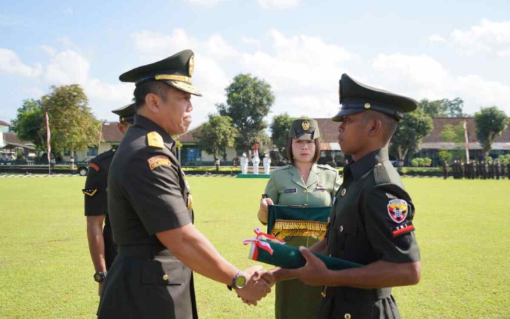 Kasdam IX Udayana Brigjen TNI Sachono saat penyematan pangkat prajurit dua 