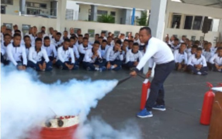 Pelatihan dan pengenalan alat pemadam kebakaran 