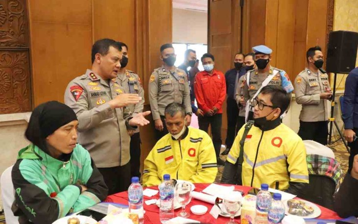 Kapolda Jateng Irjen Pol Ahmad Luthfi saat berbincang dengan komunitas Ojol di hotel Patra Semarang, Selasa (27/9) di 