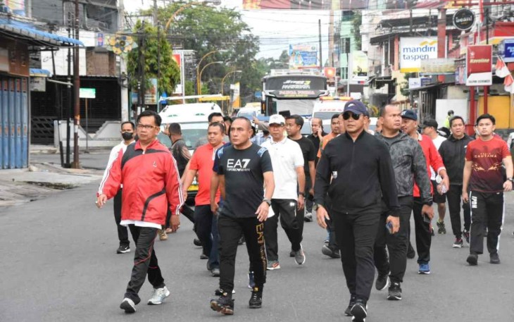 Danrem 023/KS Kol Inf Dodi Triwinarto saat mendampingi Gubsu Edy Rahmayadi olahraga jalan sehat, Rabu (28/9)