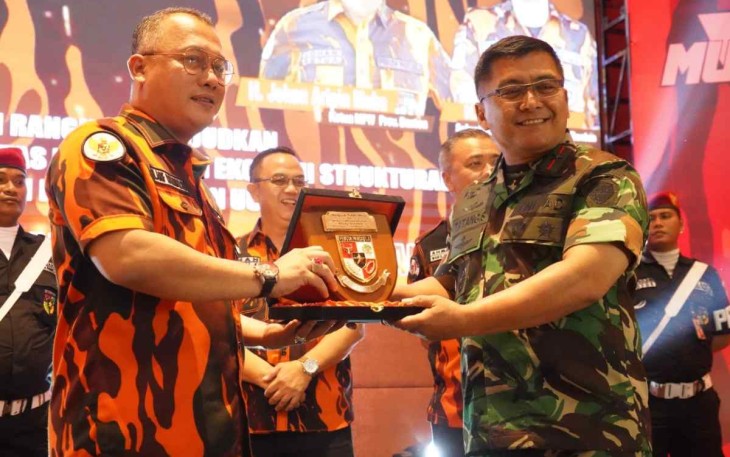 Danrem 064/MY Brigjen TNI Tatang Subarna menerima cenderamata plakat Pemuda Pancasila di hotel Novotel Tangerang, Selasa (27/9)