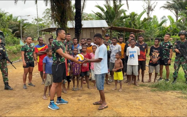 Penyerahan  sarana olahraga kepada masyarakat