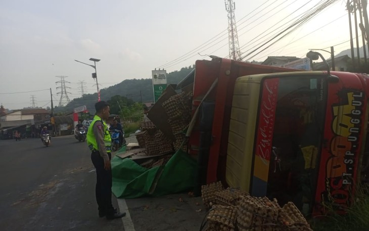 Truck terguling di kelurahan Mekarsari Kota Cilegon, Kamis (29/9)
