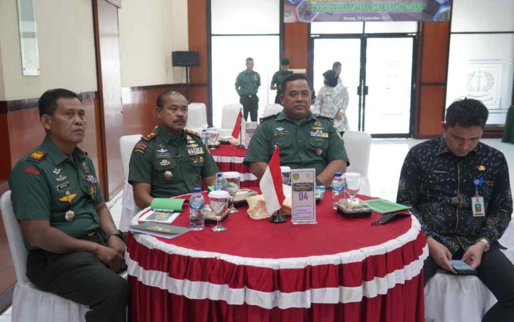 Kapenrem 064/MY Mayor Inf Ade Hermansyah saat mengikuti Rakernis TMMD ke 115 secara virtual di Makorem. Kamis (29/9)