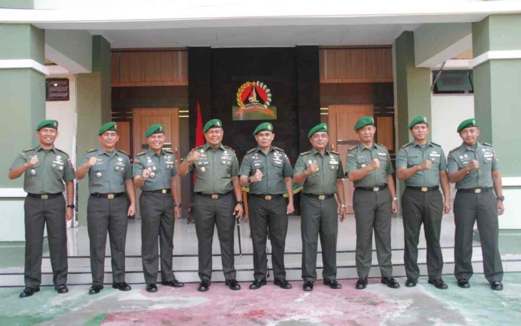 Danrem 142/Tatag Brigjen TNI Farouk foto bersama usai sertijab Kasi Intel Kasrem 142/Tatag. Kamis (29/9) 