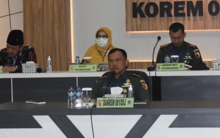 Danrem 081/DSJ Kolonel Inf Deni Rejeki saat mengikuti Rakernis TMMD ke 115. Kamis (29/9)