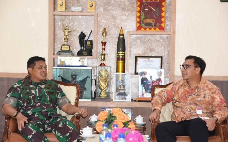 Danrem 023/KS Kol Inf Dodi Triwinarto saat berbincang dengan kepala perwakilan Bank Indonesia Sibolga Yuliansyah 