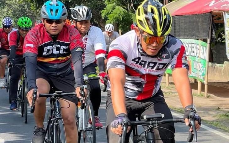 Danrem 081/DSJ Kolonel Inf Deni Rejeki saat gowes bareng dengan anggotanya. Jum'at (30/9)