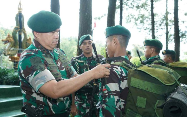 Pangdiv 2 Kostrad Mayjen TNI Safrial saat tradisi penerimaan warga baru. Jum'at (30/9)