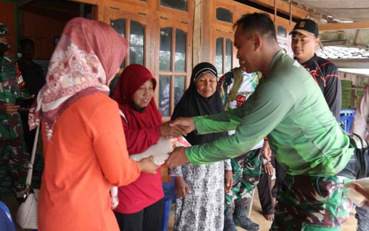 Dandim 0805/Ngawi saat memberikan bantuan sembako, Sabtu (1/10)
