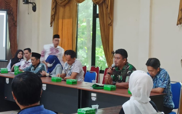 Pelda Didik Nata saat memberikan masukan saat rapat di KPU Kabupaten Balangan. Sabtu (1/10)