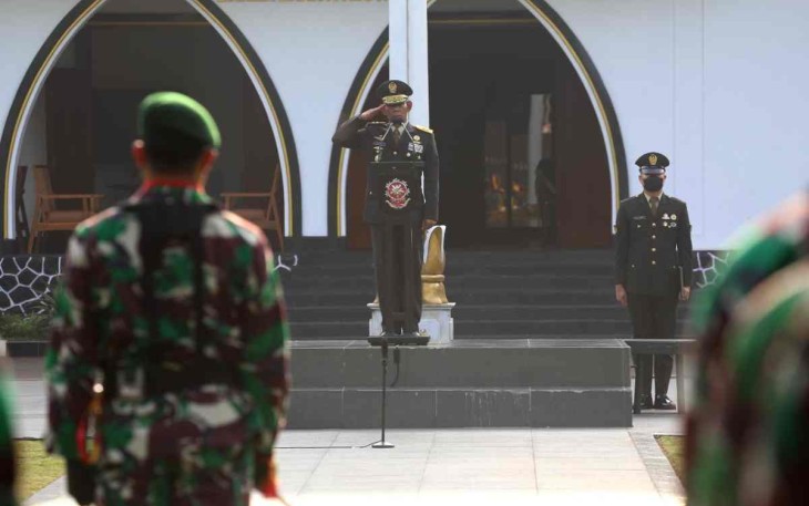 Irkostrad Mayjen TNI Dian Sundiana saat upacara peringatan hari Kesaktian Pancasila di Makostrad Gambir Jakarta, Sabtu (1/10)