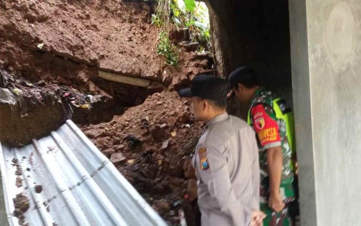 Serka Widiyanto saat di rumah warga binaan terkena longsor. Minggu (2/10)
