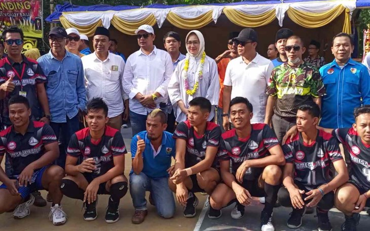 Foto bersama laga final turnamen bola voli piala Ketua DPRD Cilegon. Sabtu (1/10)