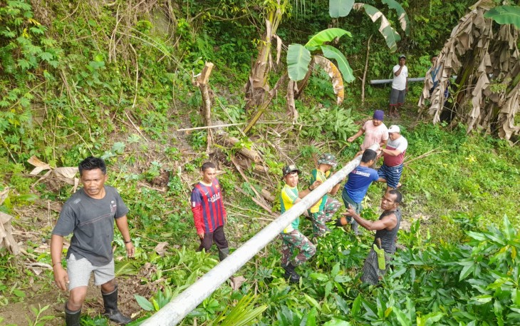 Satgas dan warga bersama pemeliharaan sarana air bersih 