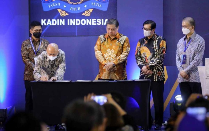 Menteri Teten Masduki saat menandatangani kerjasama dengan KADIN Indonesia di gedung Smesco Indonesia. Jakarta, Senin (3/10)