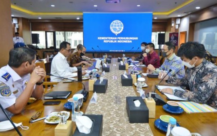 Menhub Budi Karyadi undang dubes Jepang Kanasugi Kenji di kantor Kemenhub Jakarta. Senin (3/10)