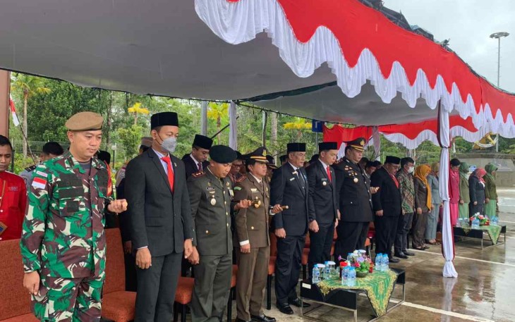 Dansatgas Yonarmed 19/105 Trk Bogani Letkol Arm Edi Yulian Budiargo mengikuti upacara HUT TNI ke-77 di perbatasan. Rabu (5/10)