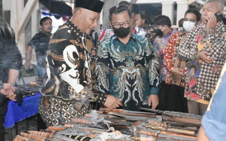 Pj Bupati Pati meninjau pameran dalam rangka HUT TNI 