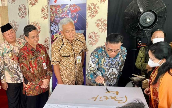 Staf Ahli Menteri bidang Ekonomi Makro KemenKopUKM Rulli Nuryanto saat meresmikan Pekan Batik Nusantara tahun 2022 di Kawasan Budaya Jetayu Kota Pekalongan, Rabu (5/10)