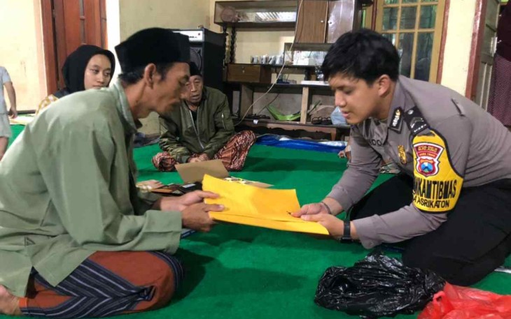 Pemberian tali asih keluarga korban insiden Kanjuruhan. Kamis (6/10) 