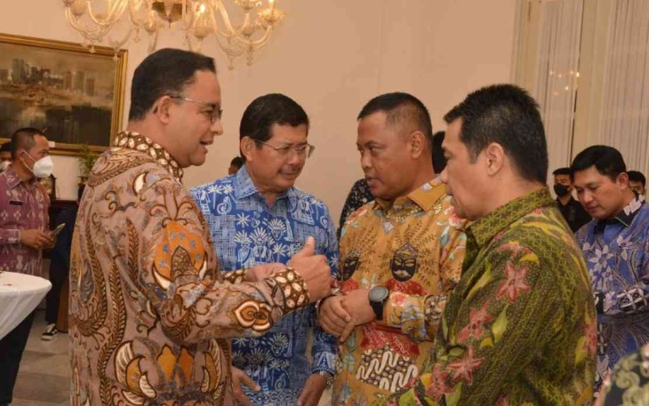 Pangdam Jaya Mayjen TNI Untung Budiharto bersama gubernur DKI Jakarta Anies Baswedan saat silaturahmi Forkopimda di gedung Balaikota Jakarta. Kamis (6/10)