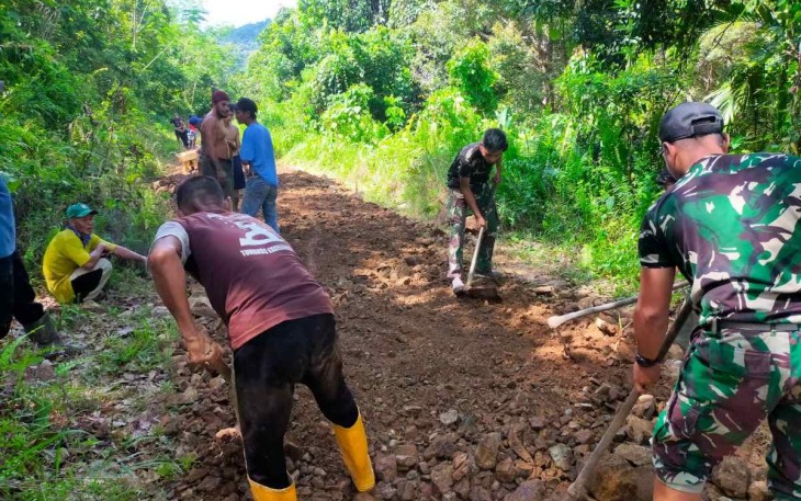 Perbaikan jalan rusak di perbatasan 