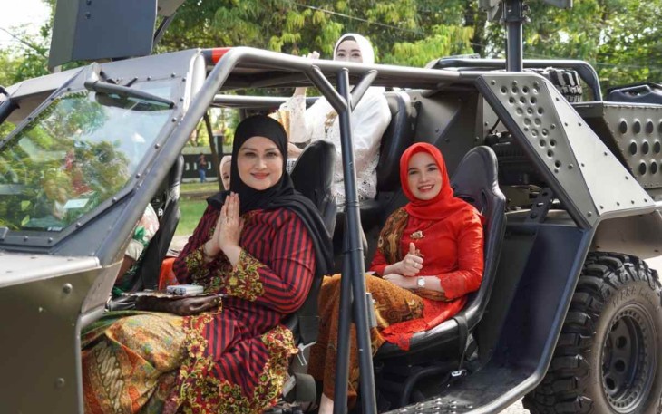 Kirab Merah Putih Pekalongan Persit KCK Koorcab Rem 071 PD IV/Diponegoro. Jum'at (7/10)