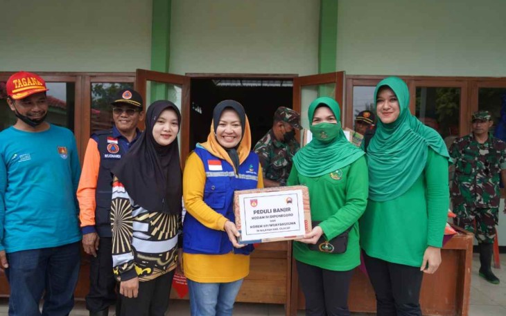 Bantuan masyarakat terdampak banjir di Kabupaten Cilacap. Sabtu (8/10)