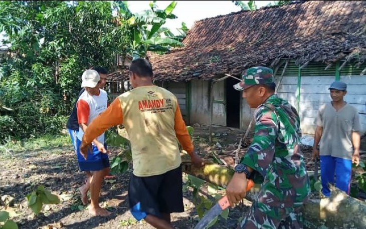 Bersihkan pohon tumbang di rumah warga binaan