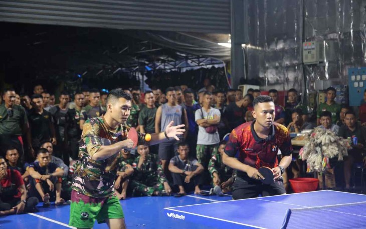 Prajurit KRI Banda Aceh-593 tanding tenis meja
