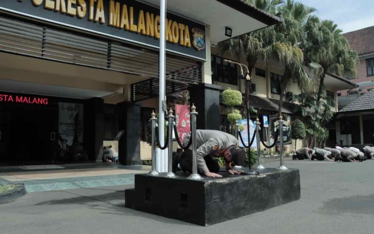 Kapolresta Malang Kota Kombes Pol Budi Hermanto memimpin sujud massal untuk korban tragedi Kanjuruhan. Senin (10/10)