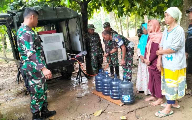Bantuan air bersih warga terdampak banjir 