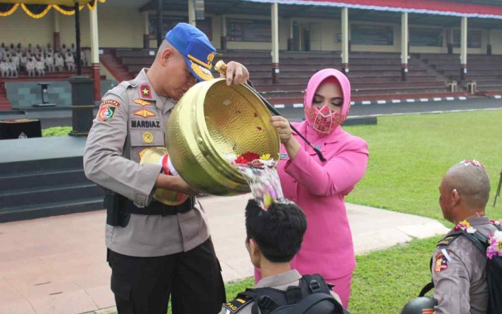 Kasetukpa Lemdiklat Polri Brigjen Pol Mardiaz Kusin Dwihananto saat penyiraman air bunga perwakilan peserta didik. Sukabumi, Selasa (11/10)