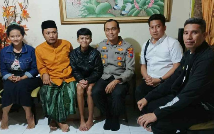 Kapolres Malang AKBP Putu Kholis saat mengunjungi kediaman korban tragedi Kanjuruhan. Selasa (11/10) 