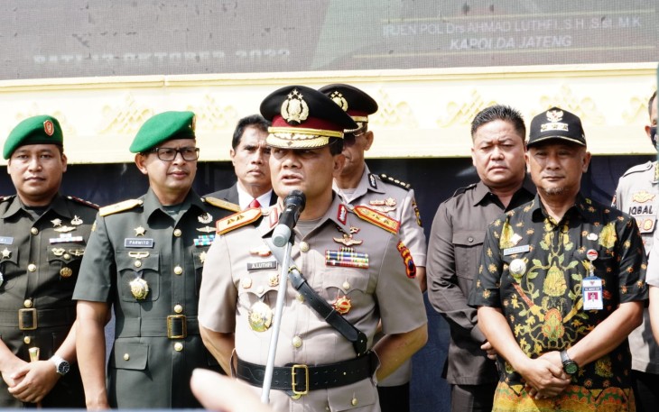 Pj Bupati Pati Henggar Budi Anggoro (batik) saat mendampingi Kapolda Jateng 